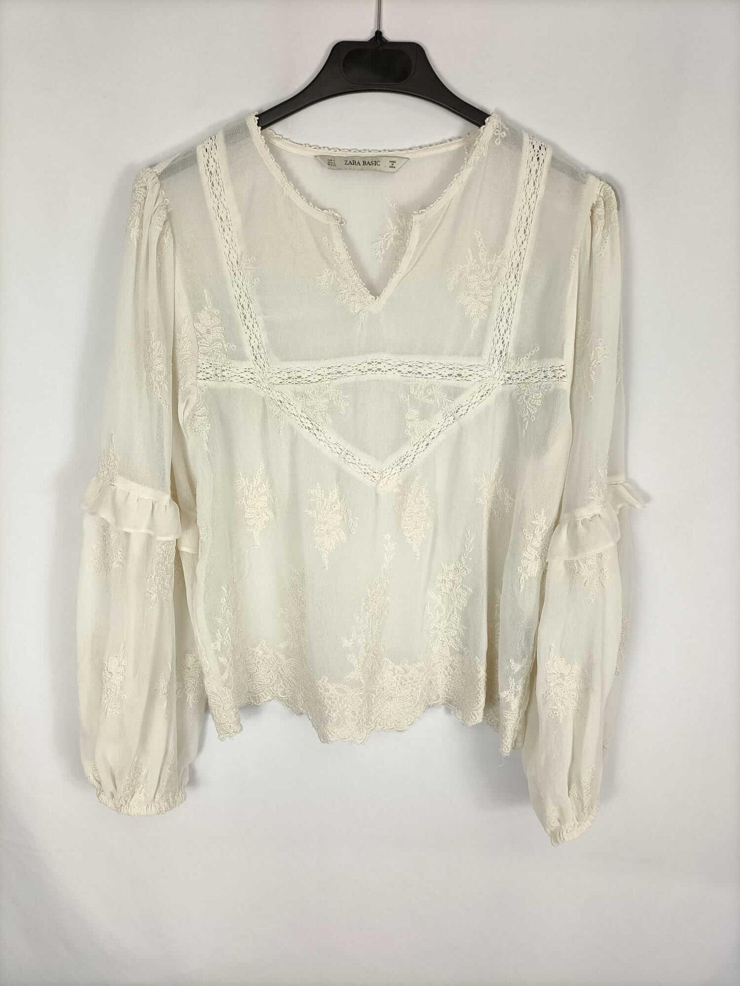 ZARA. Blusa beige encaje T.s