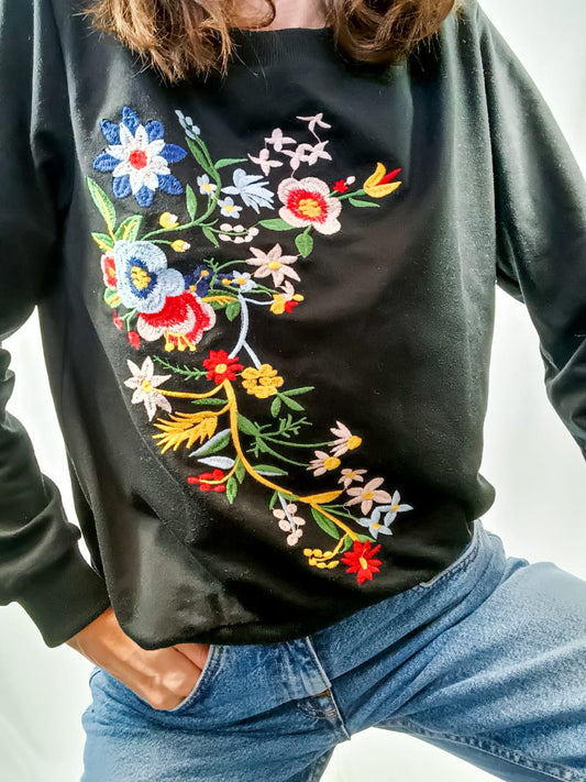 OTHERS. Black embroidered sweatshirt TU (s/m)