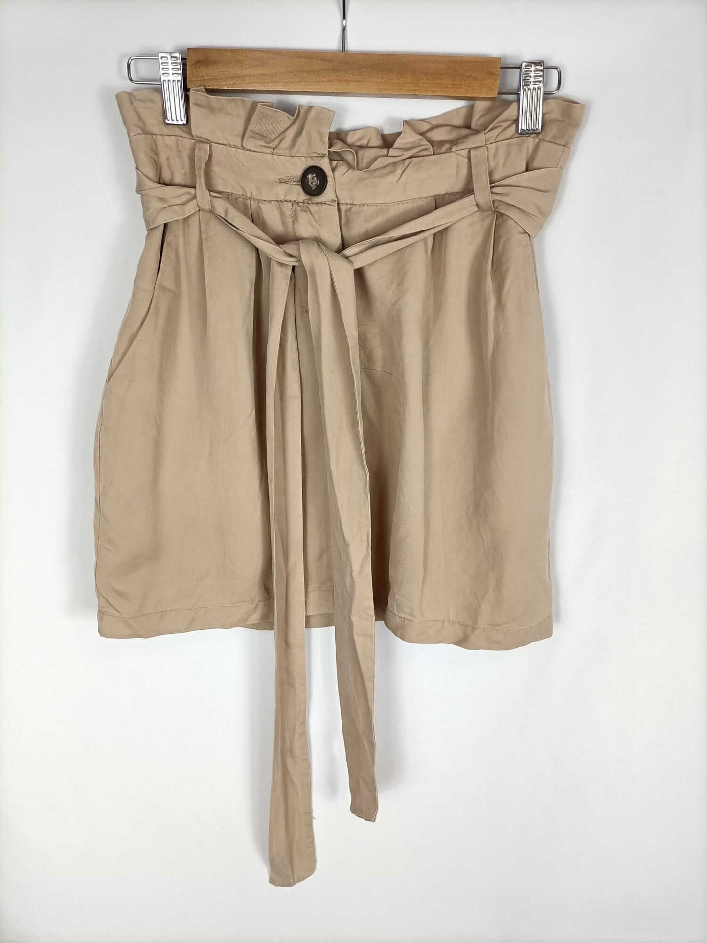 PULL&BEAR. Falda corta beige T.36