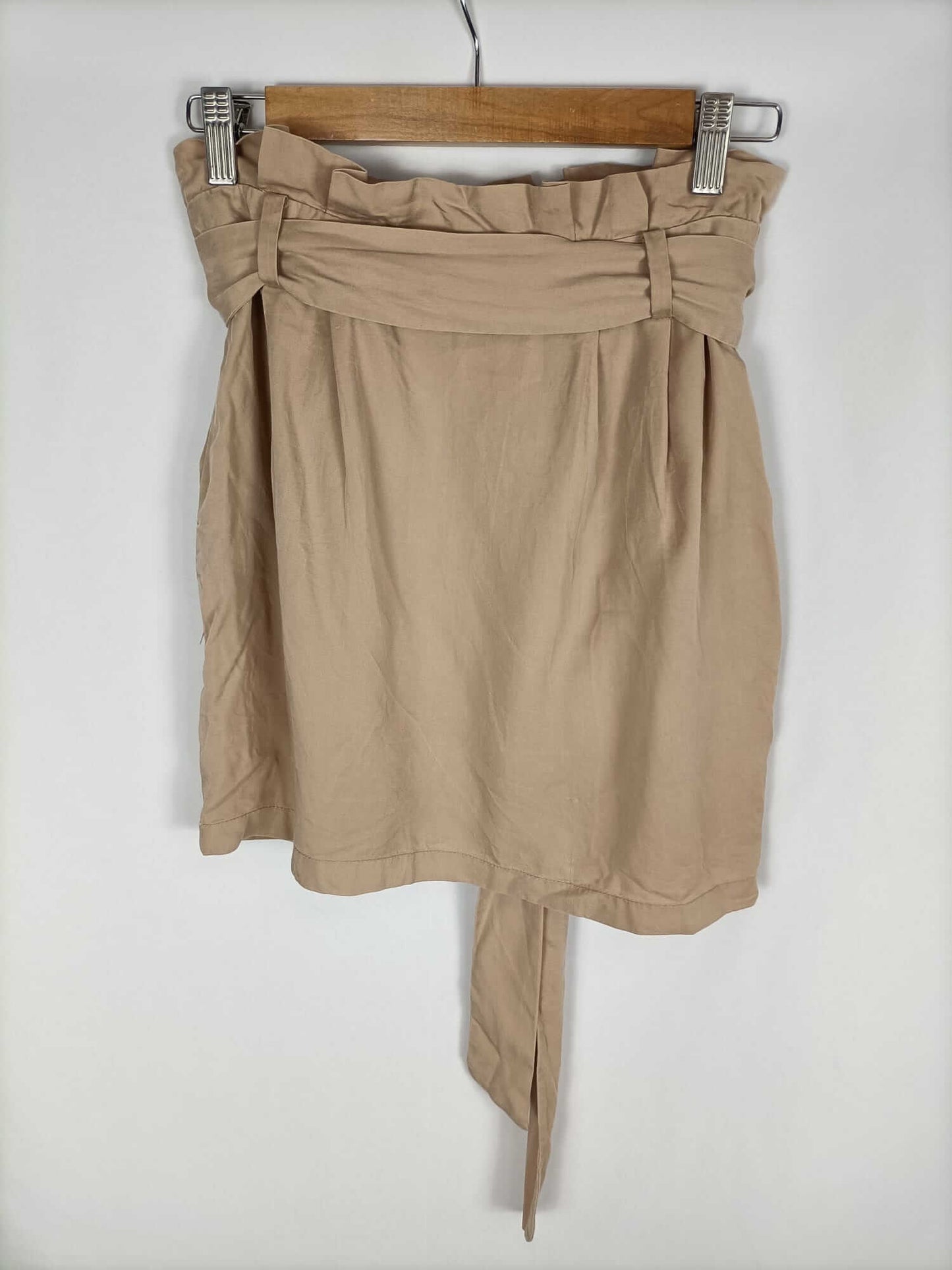 PULL&BEAR. Falda corta beige T.36