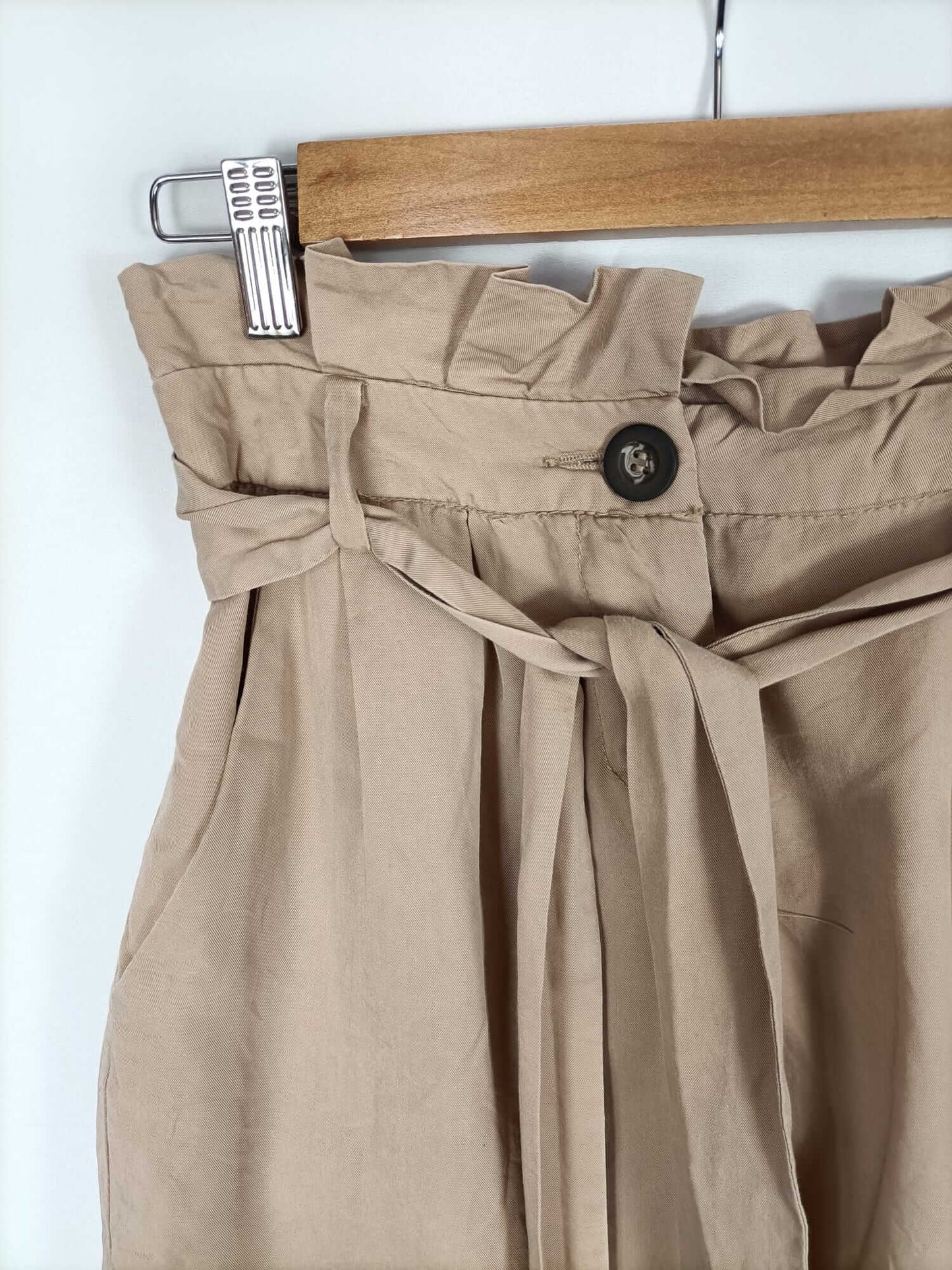 PULL&BEAR. Falda corta beige T.36
