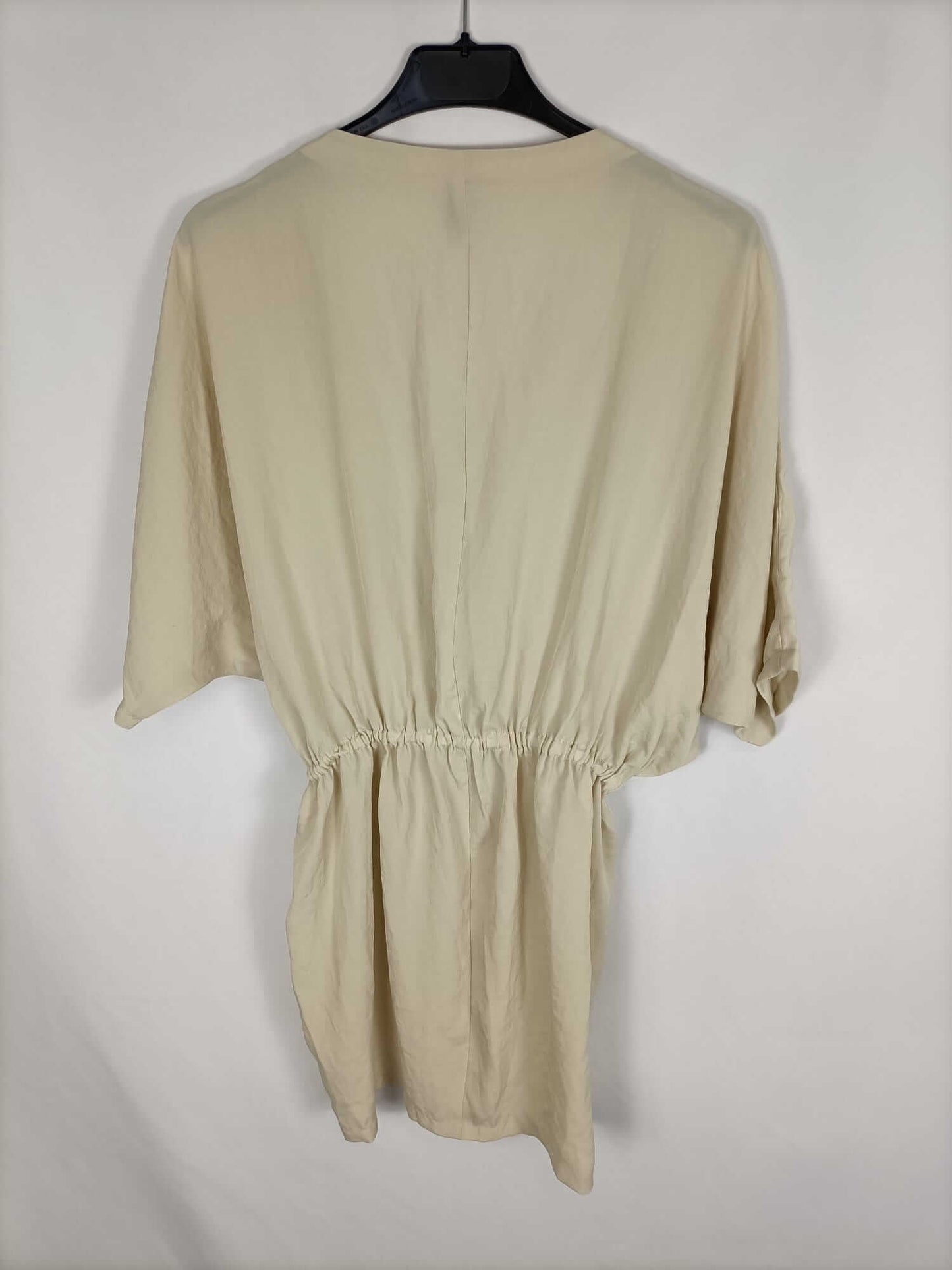 STRADIVARIUS. Vestido corto beige T.s