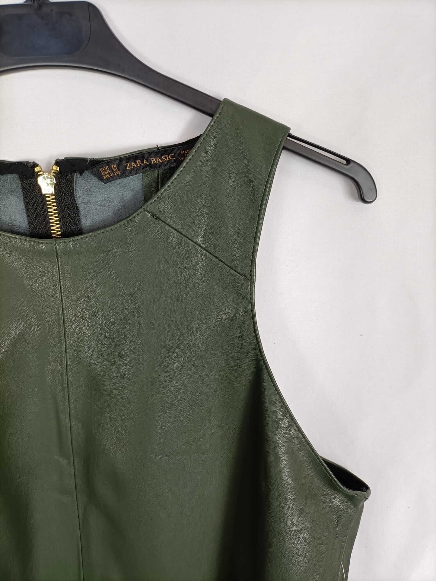 ZARA. Top verde polipiel T.m