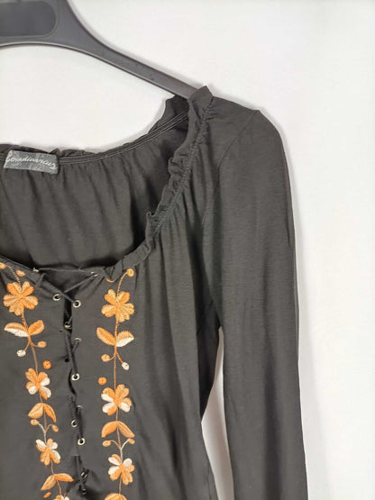 STRADIVARIUS. Camiseta negra bordada T.l