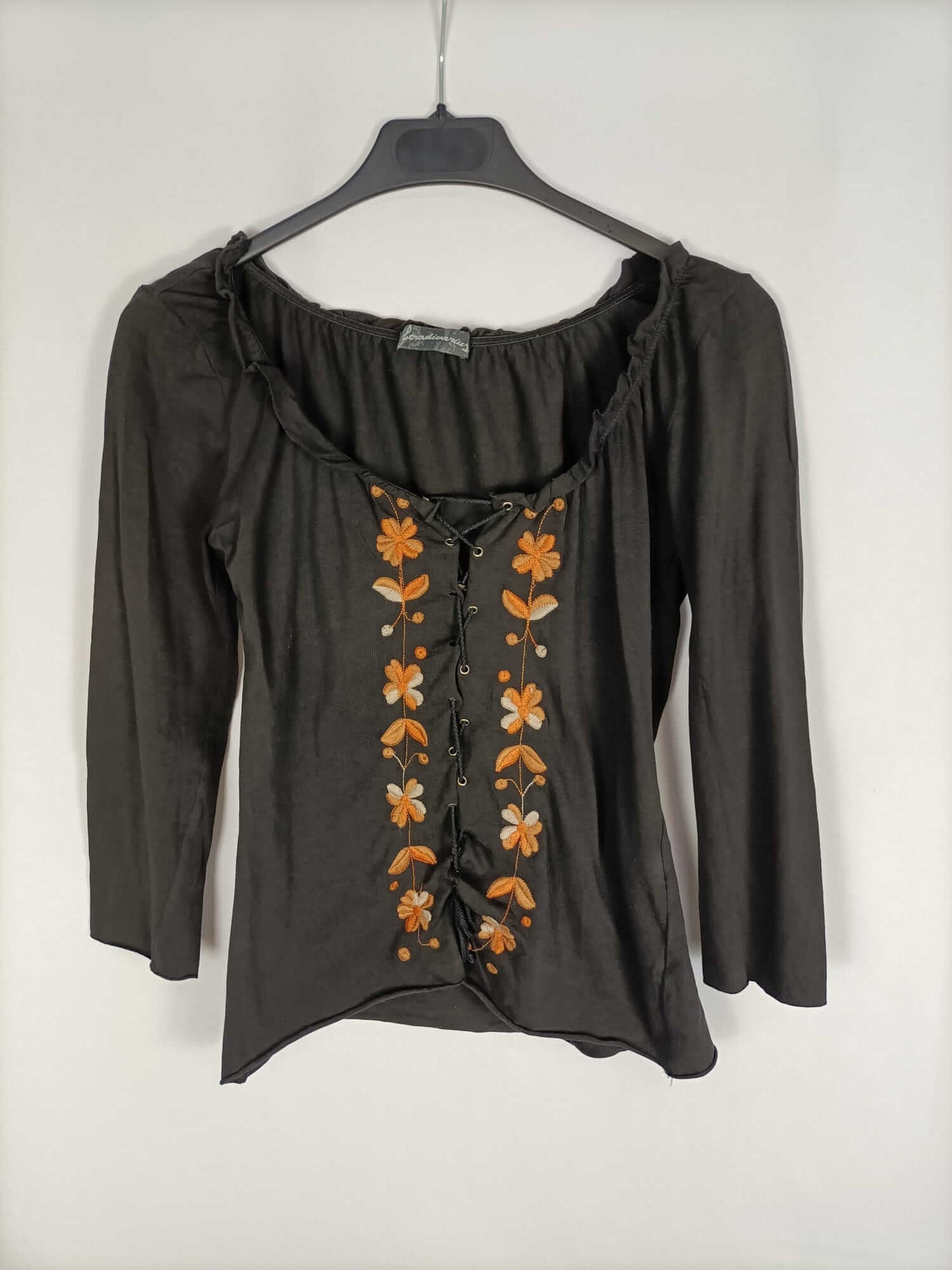 STRADIVARIUS. Camiseta negra bordada T.l