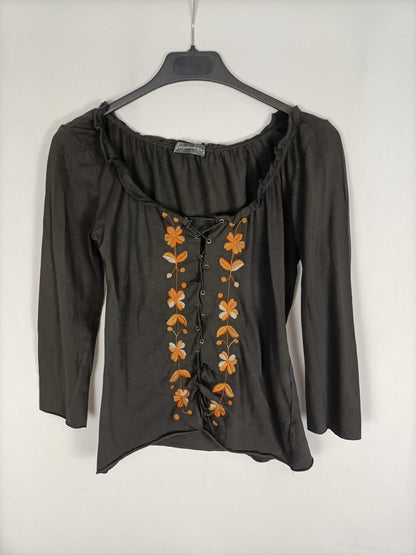 STRADIVARIUS. Camiseta negra bordada T.l