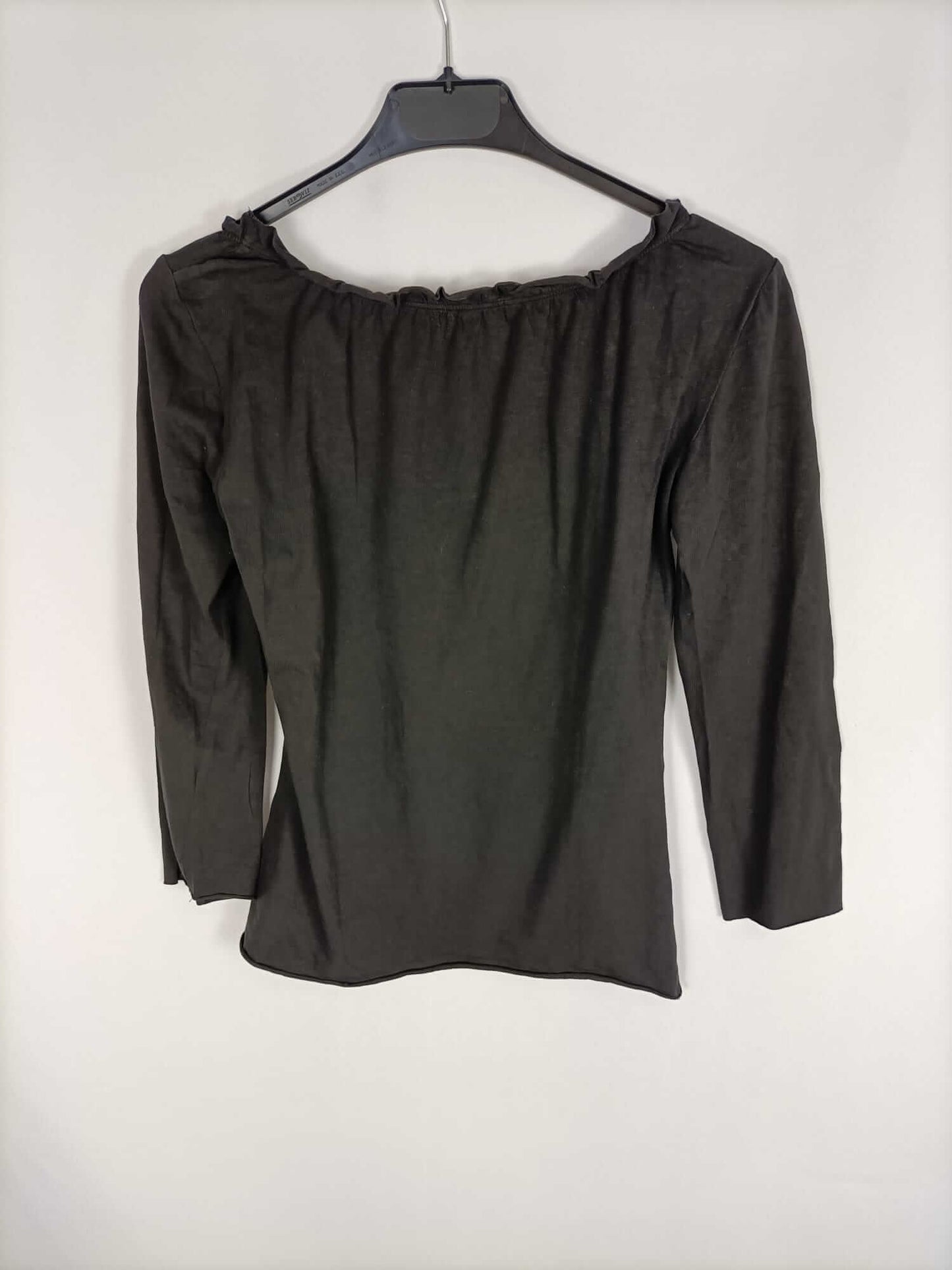 STRADIVARIUS. Camiseta negra bordada T.l