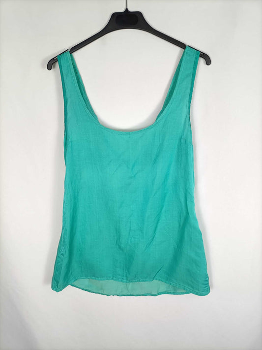 BERSHKA. Top verde espalda T.l