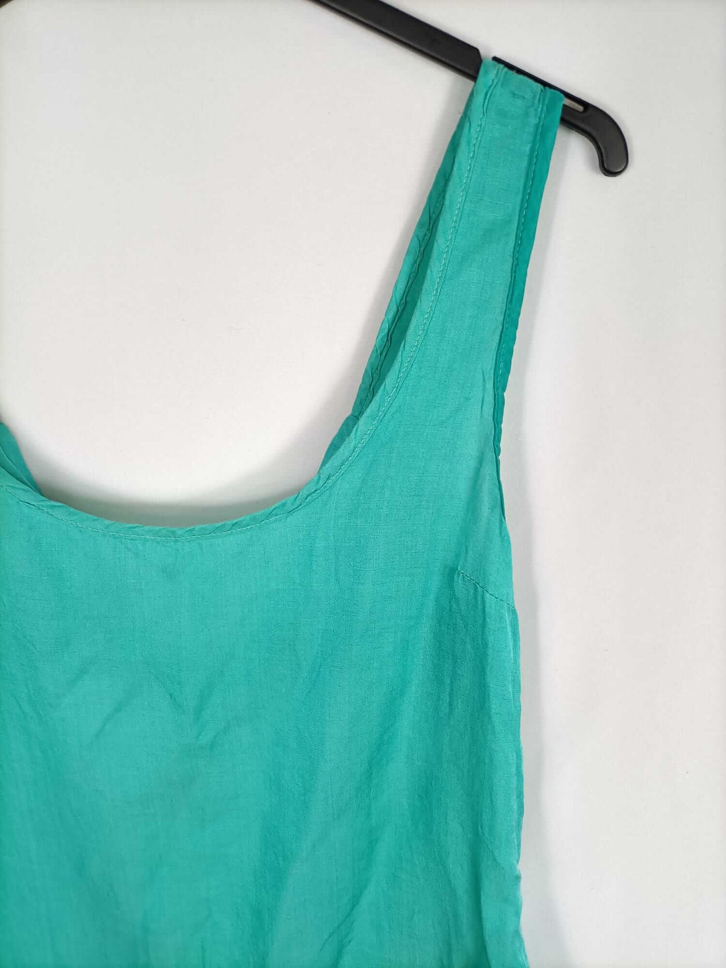 BERSHKA. Top verde espalda T.l