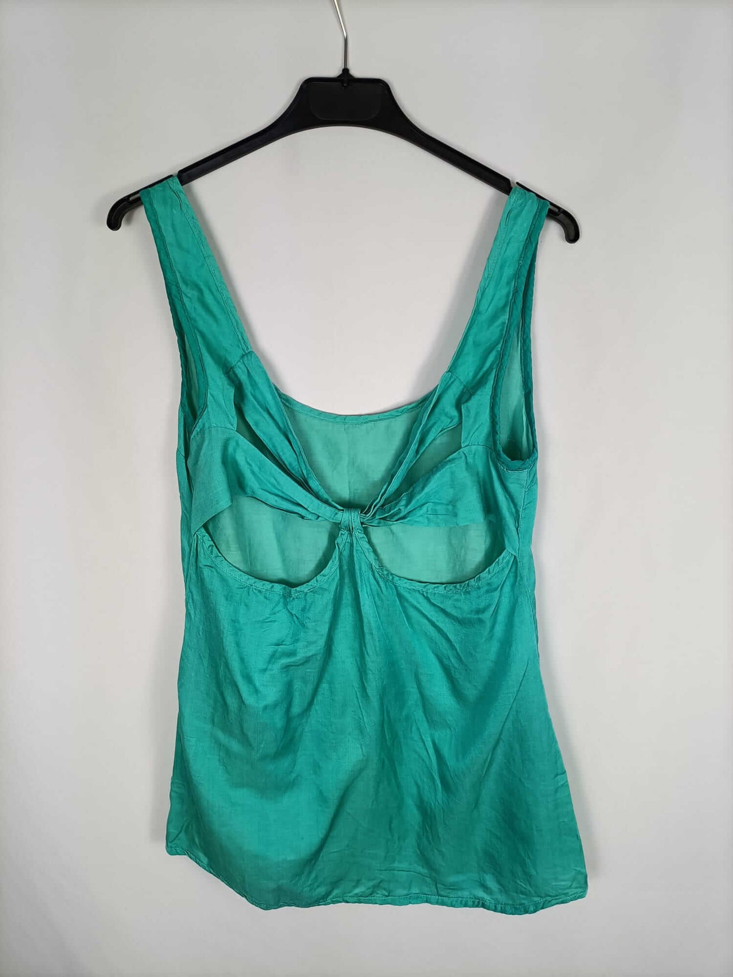 BERSHKA. Top verde espalda T.l