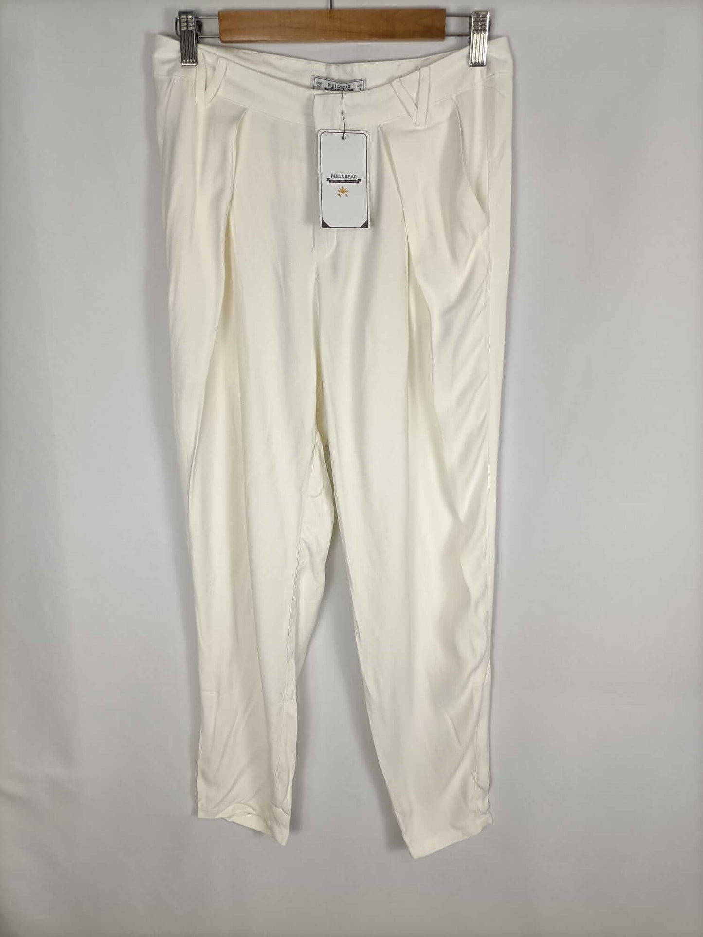 PULL&BEAR. Pantalón fluido blanco roto T.36