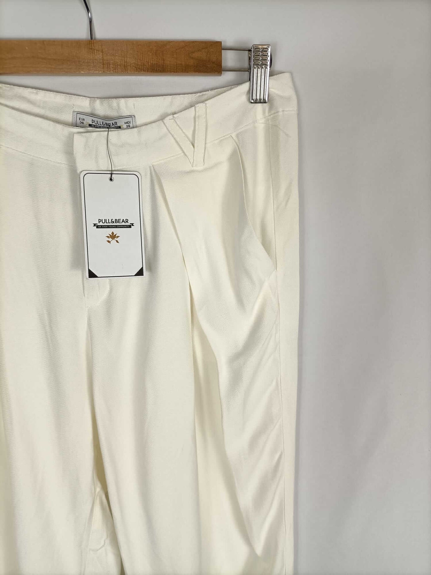 PULL&BEAR. Pantalón fluido blanco roto T.36