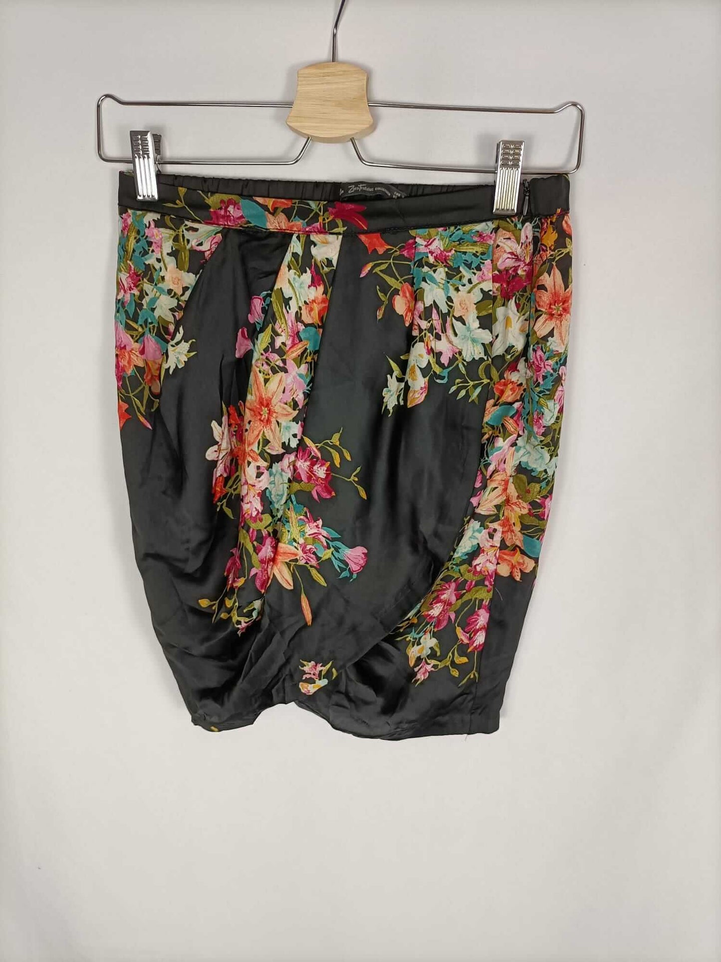 ZARA. Falda negra flores T.s