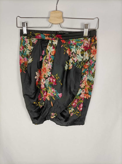 ZARA. Falda negra flores T.s