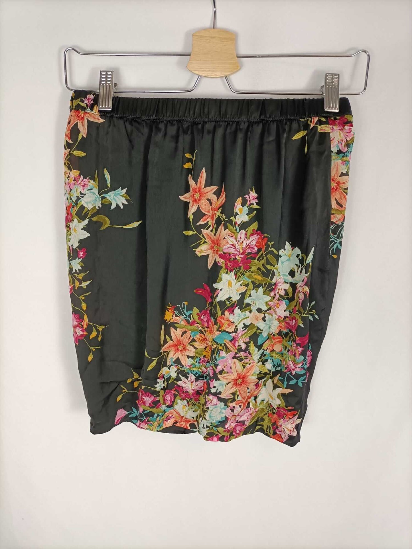 ZARA. Falda negra flores T.s
