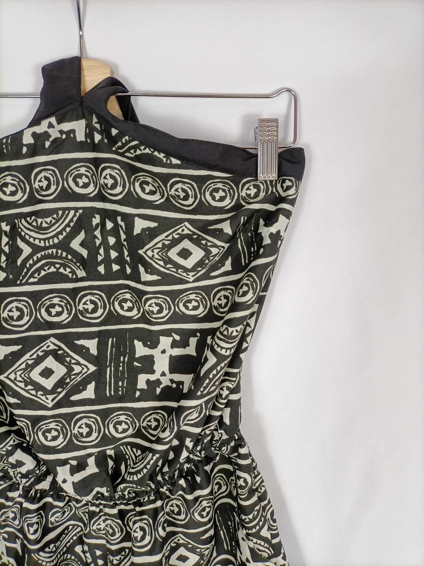 STRADIVARIUS. Mono negro y beige étnico T.m