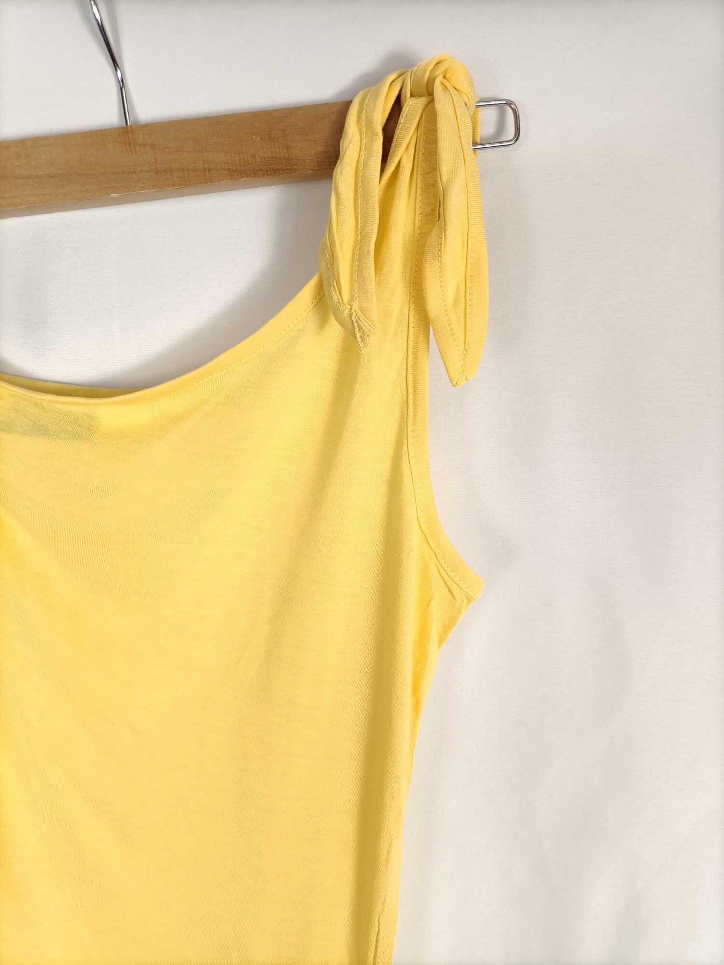 VENCA. Camiseta amarilla asimetrica T.m