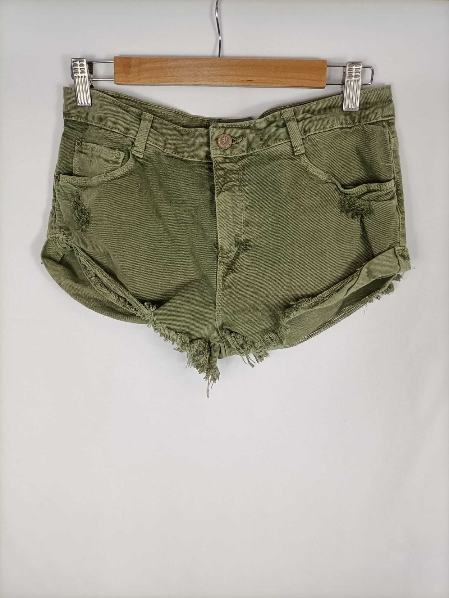 ZARA. Shorts verdes denim T.38