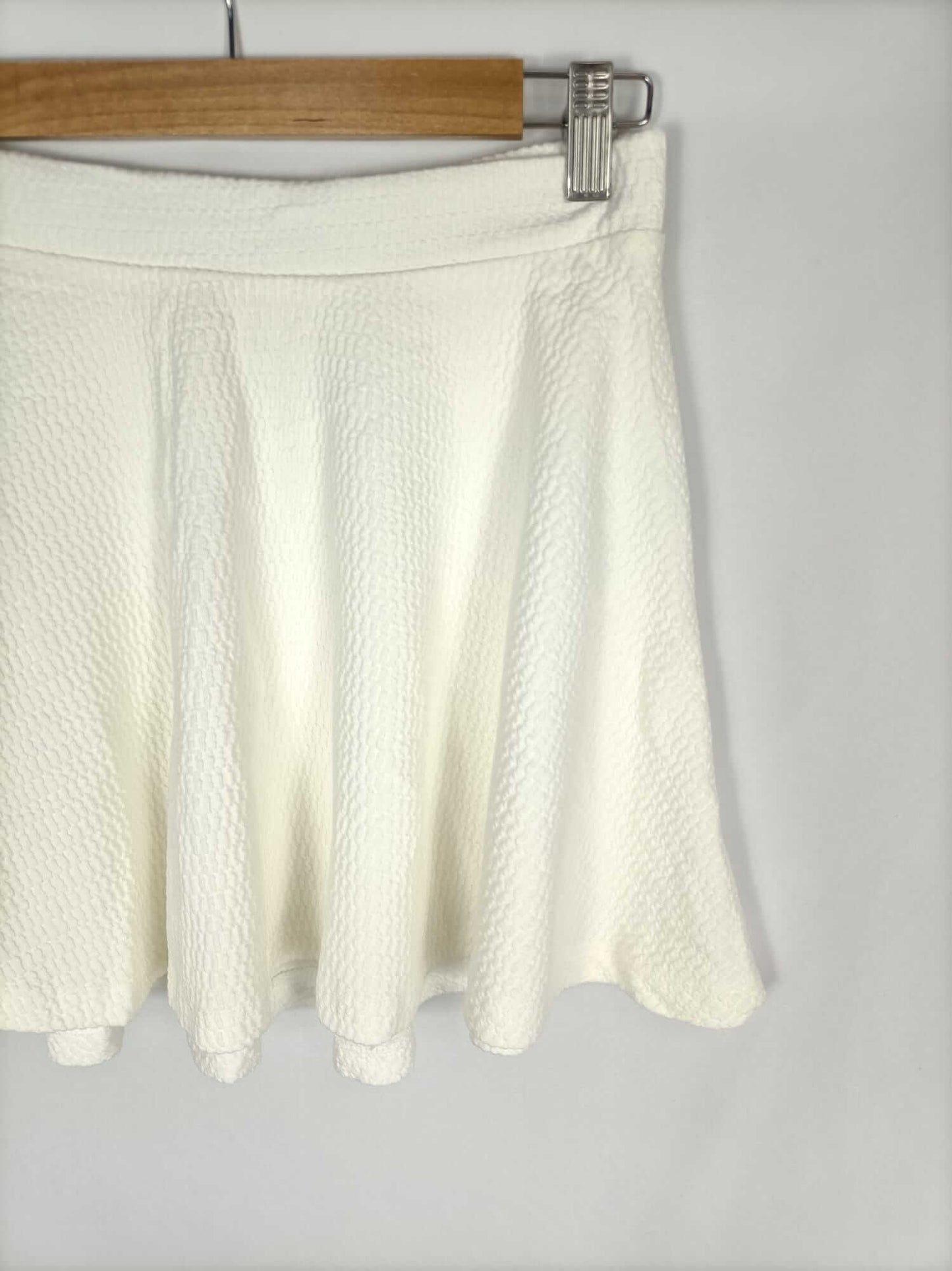 BERSHKA. Falda blanca textura T.m