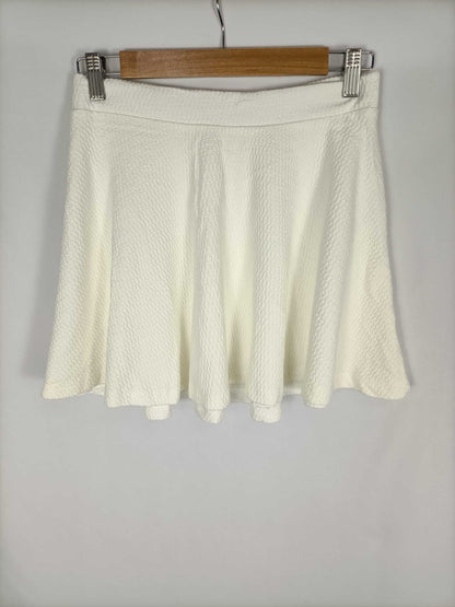 BERSHKA. Falda blanca textura T.m