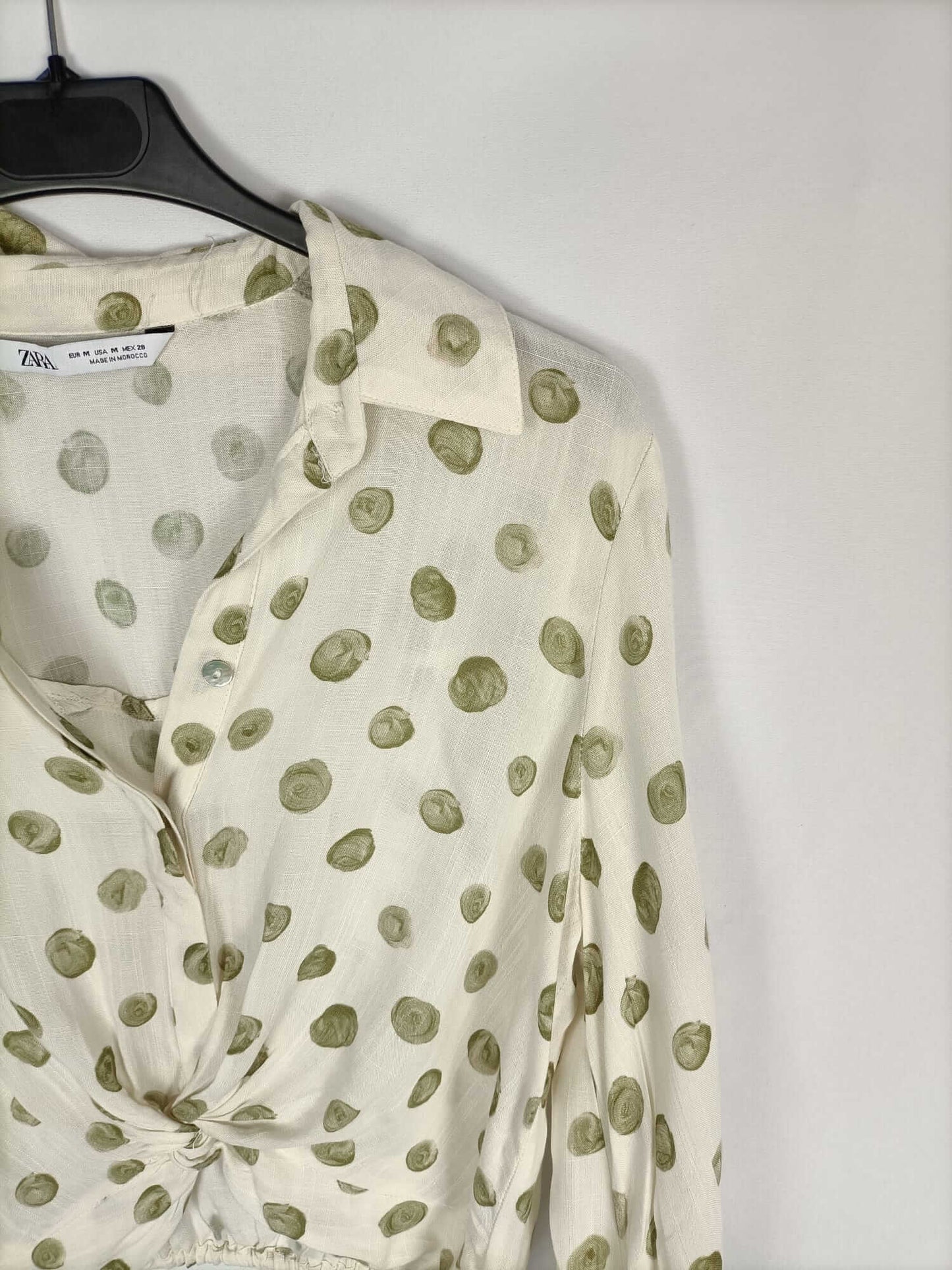ZARA. Beige blouse with green polka dots Tm
