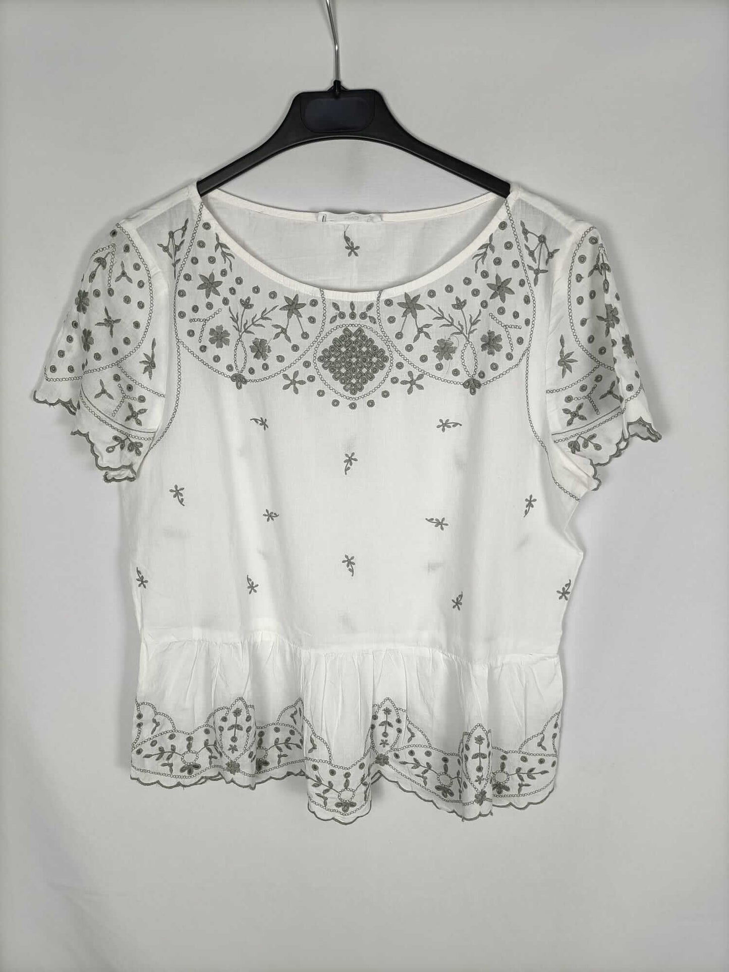 MANGO. Blusa blanca bordada T.m