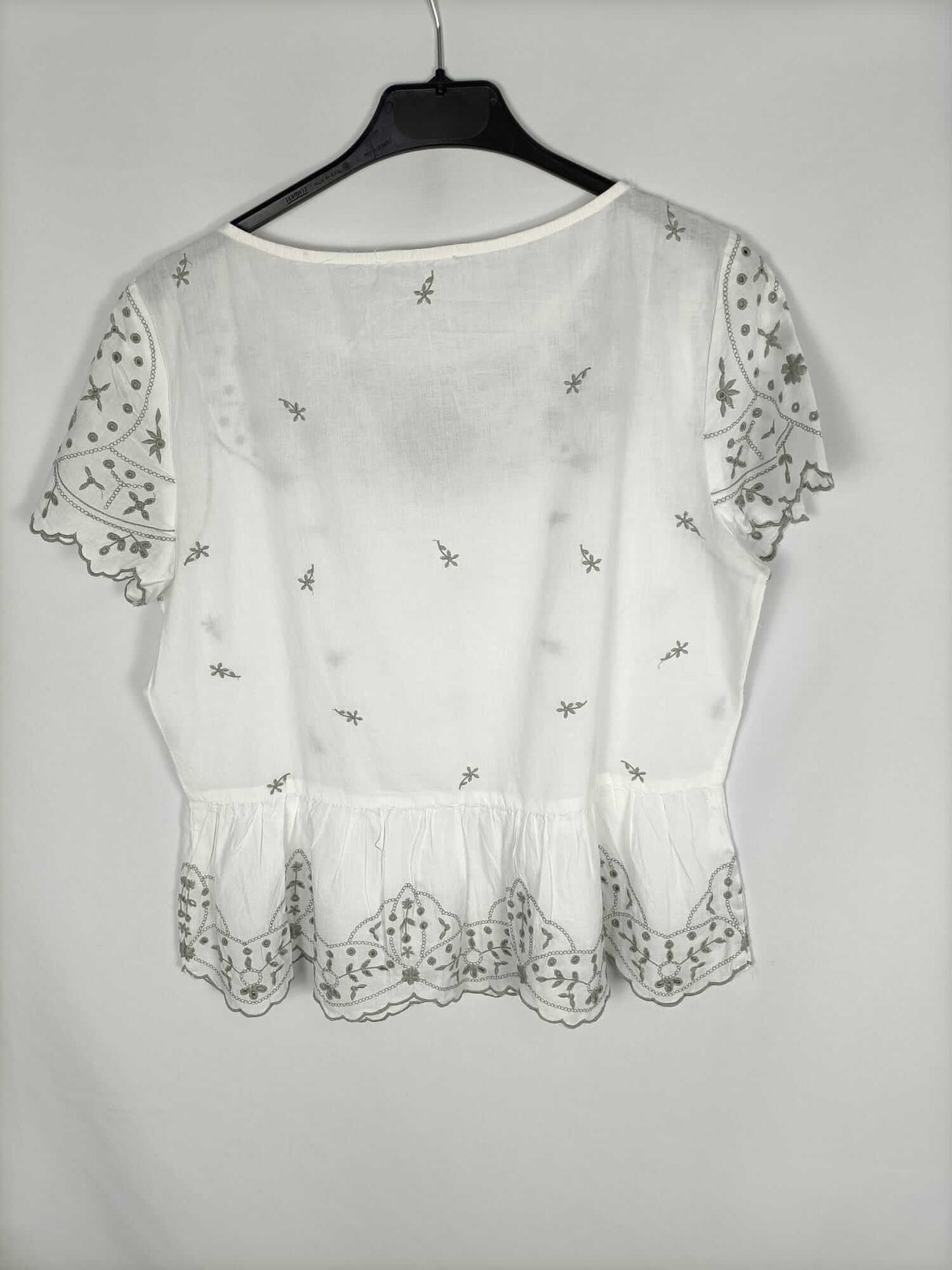 MANGO. Blusa blanca bordada T.m