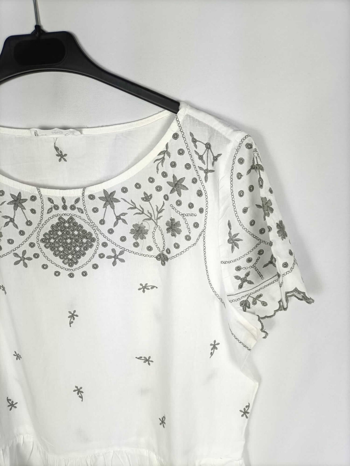 MANGO. Blusa blanca bordada T.m
