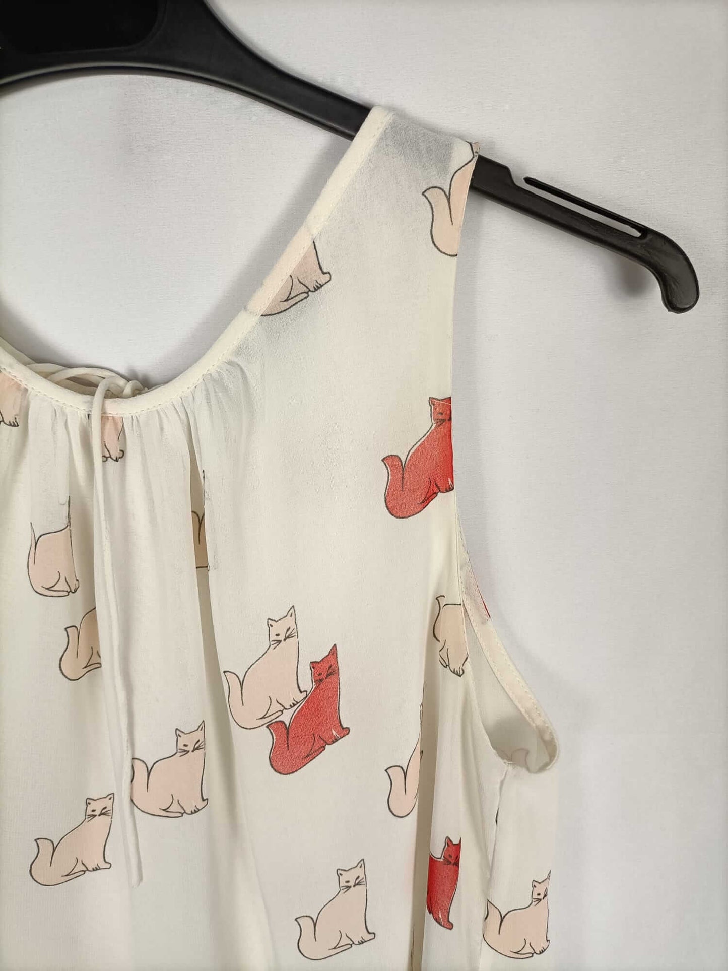 ZARA. Beige cat Ts blouse
