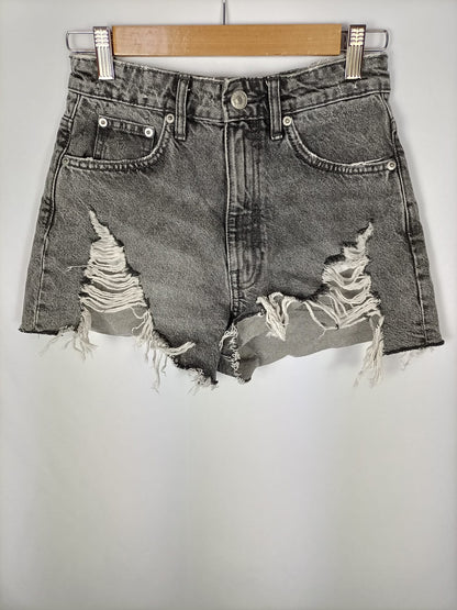 ZARA.Shorts grises rotos T.34