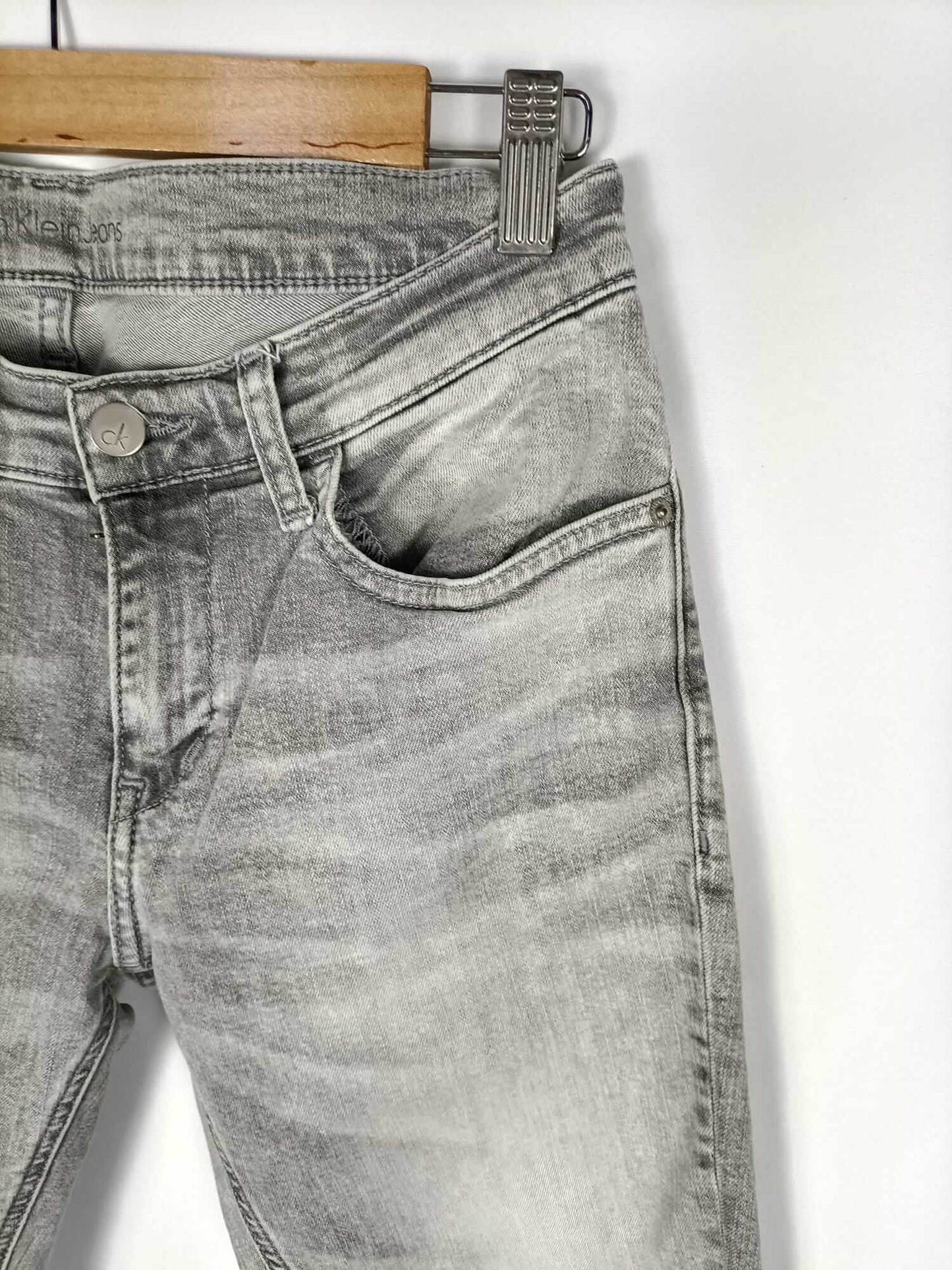 CALVIN KLEIN. Denim grises T.27 (36)
