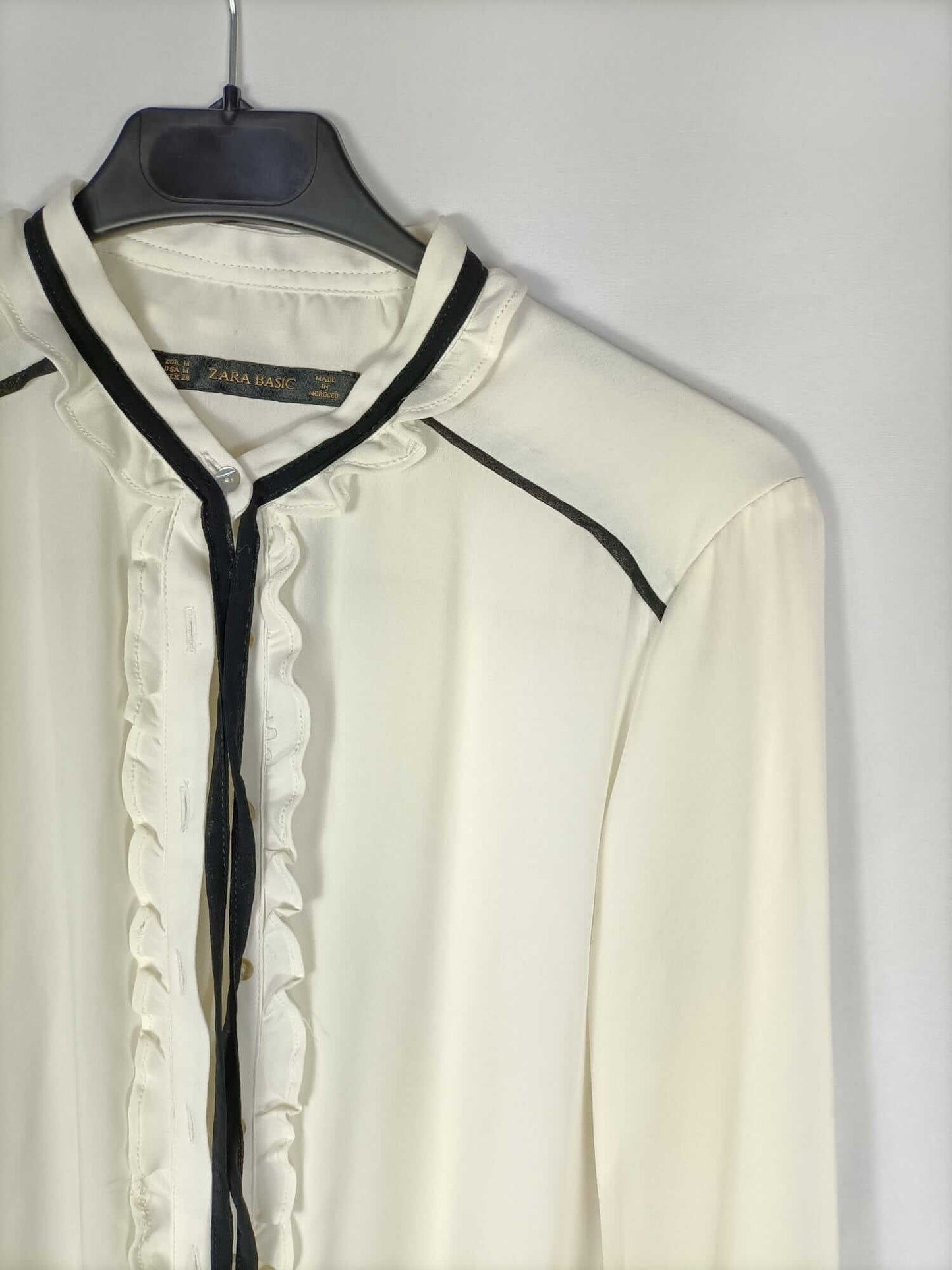 ZARA. Blusa blanca detalles negros T.m
