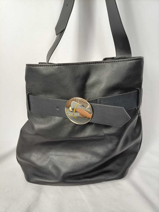 ZARA. Bolso negro polipiel