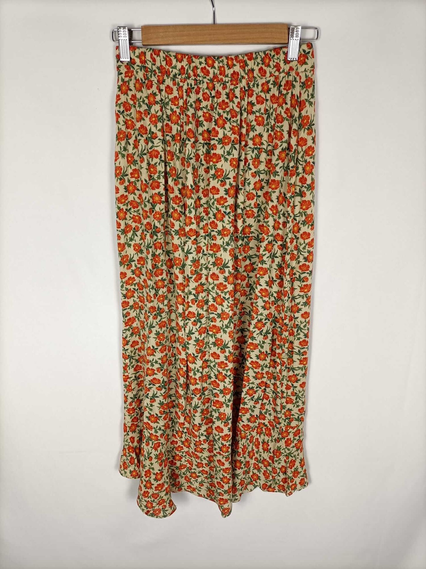 PULL&amp;BEAR. Beige linen skirt with flowers Tm