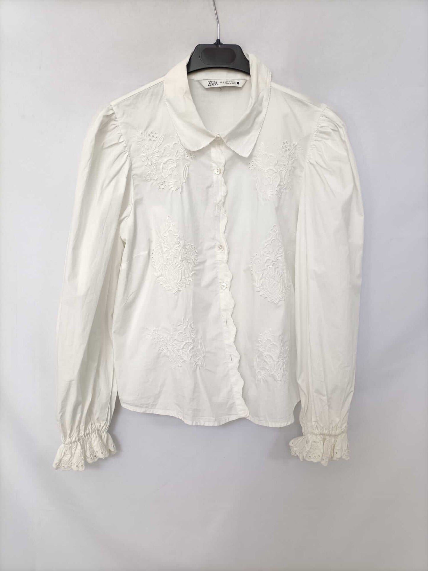 ZARA.Blusa beige bordada T.m