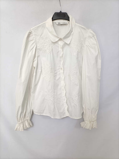 ZARA.Blusa beige bordada T.m
