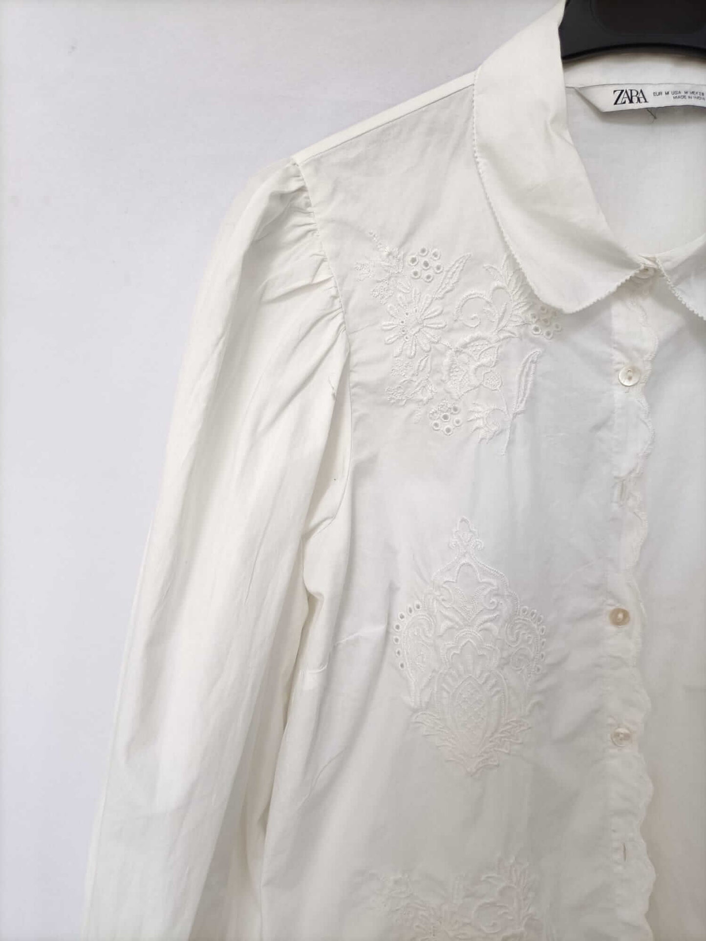 ZARA.Blusa beige bordada T.m