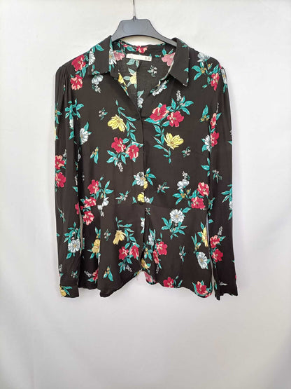 LEFTIES.Blusa negra flores T.s