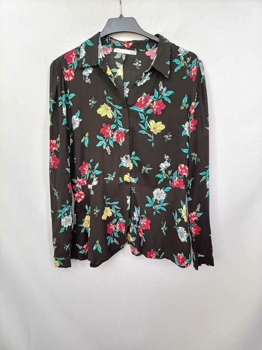 LEFTIES.Blusa negra flores T.s