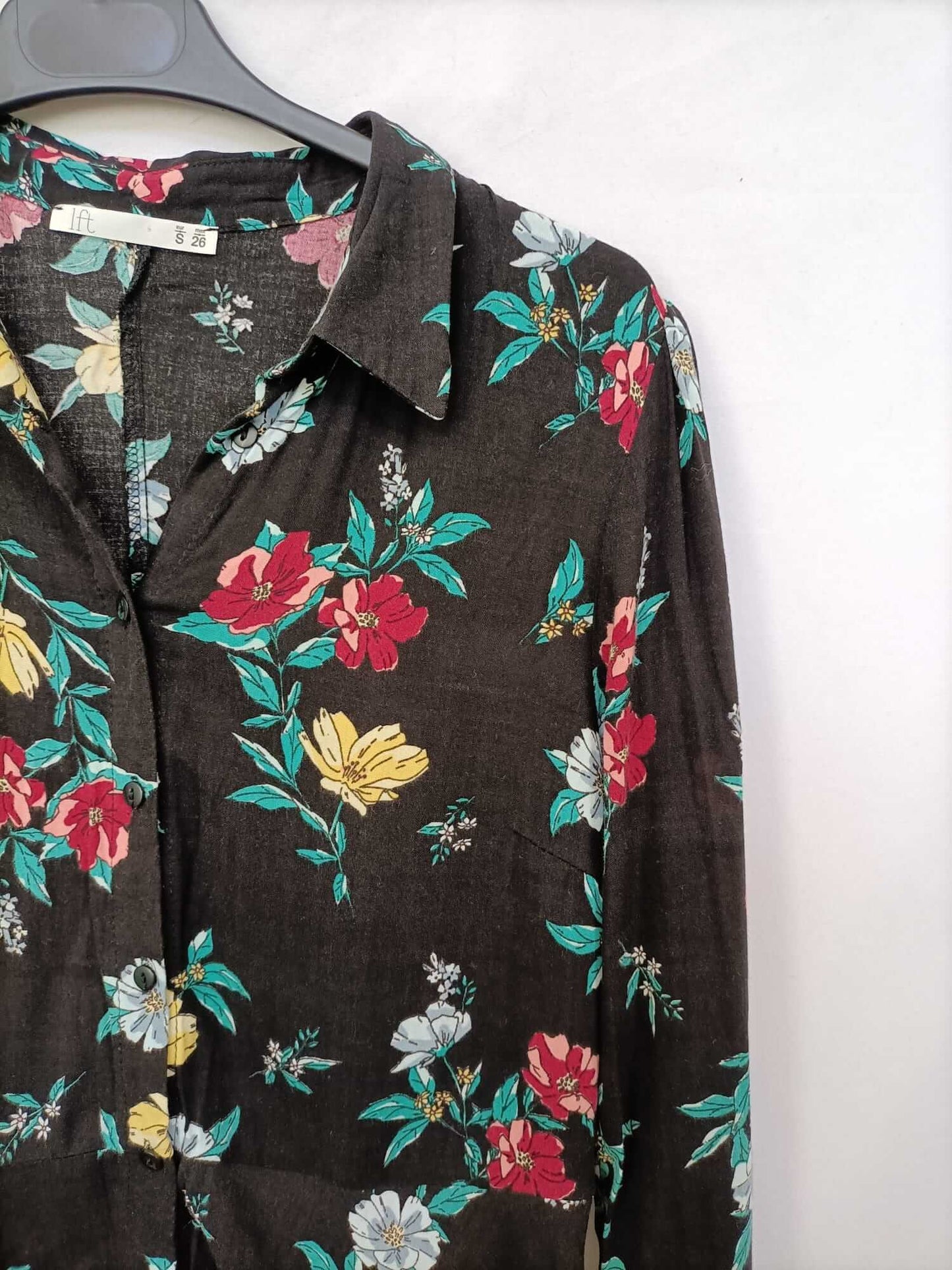 LEFTIES.Blusa negra flores T.s