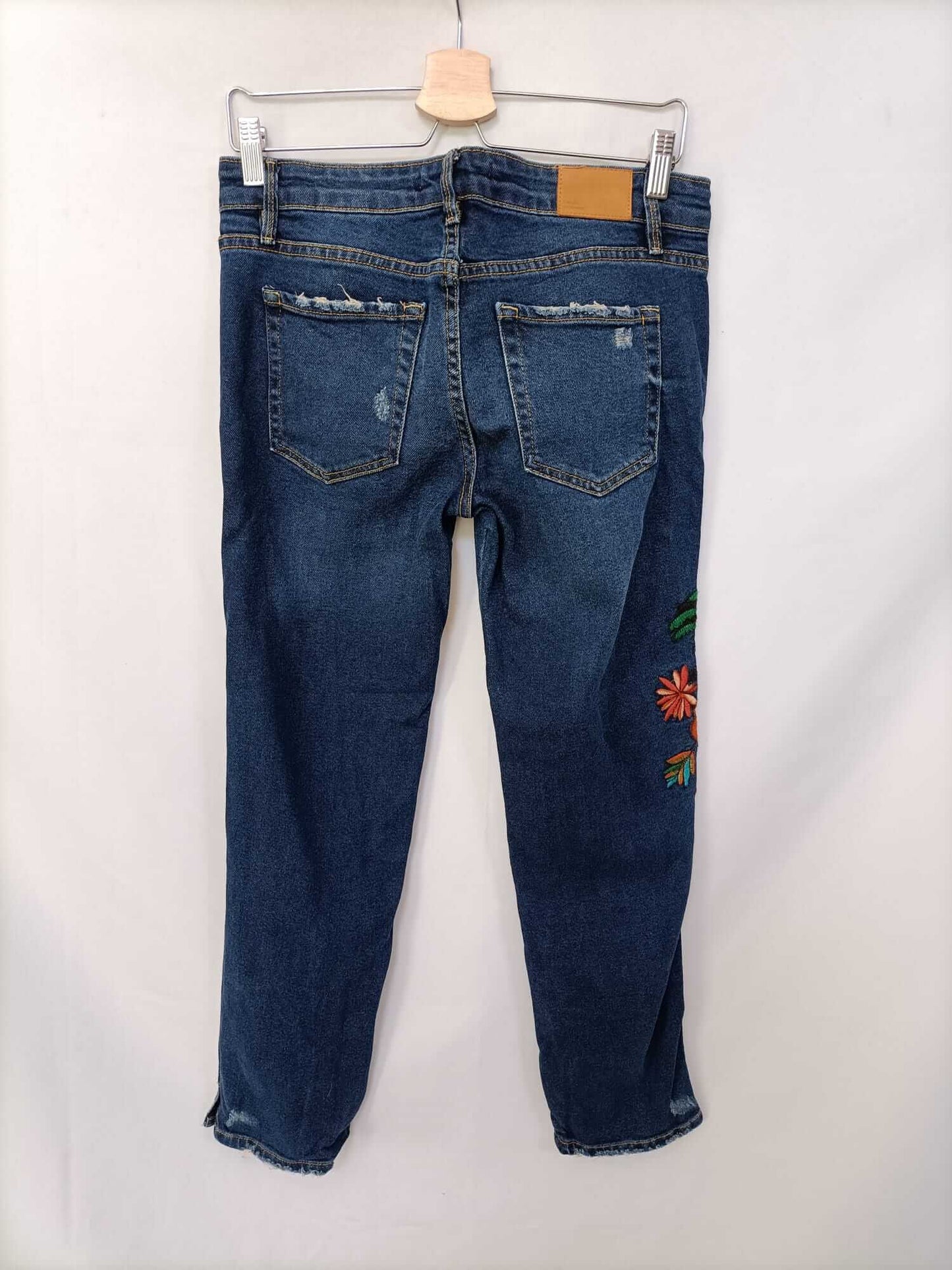 ZARA.Jeans bordados T.38