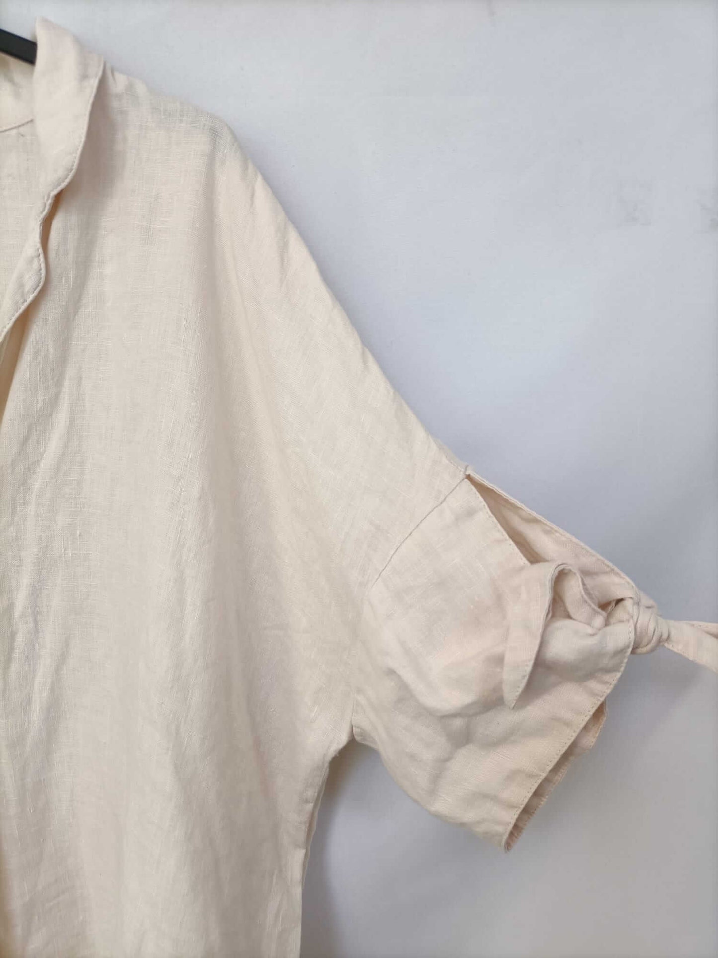 MANGO.Blusa beige T.L