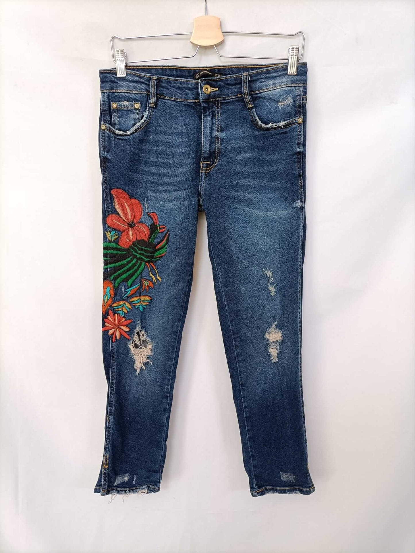 ZARA.Jeans bordados T.38
