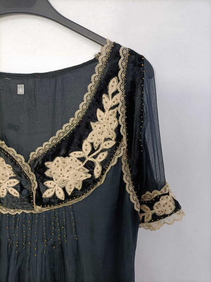 OTRAS. Blusa negra bordada T.s