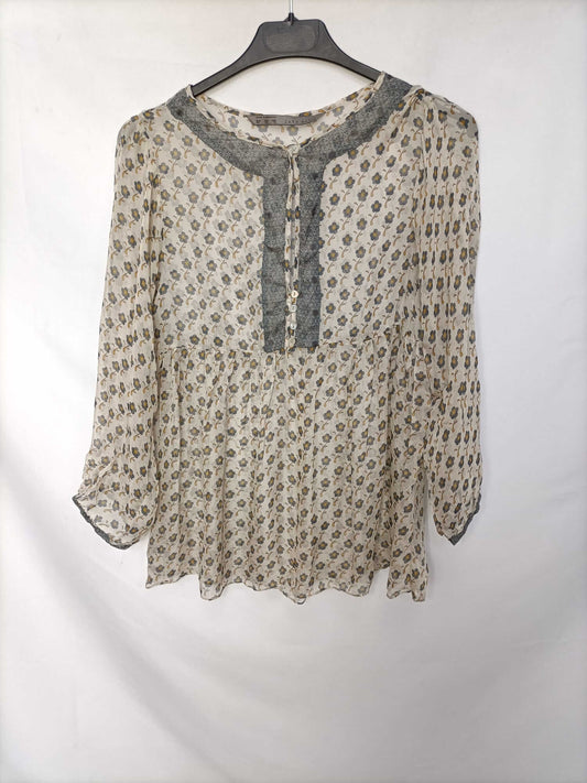 ZARA. Blusa beige flores T.xs