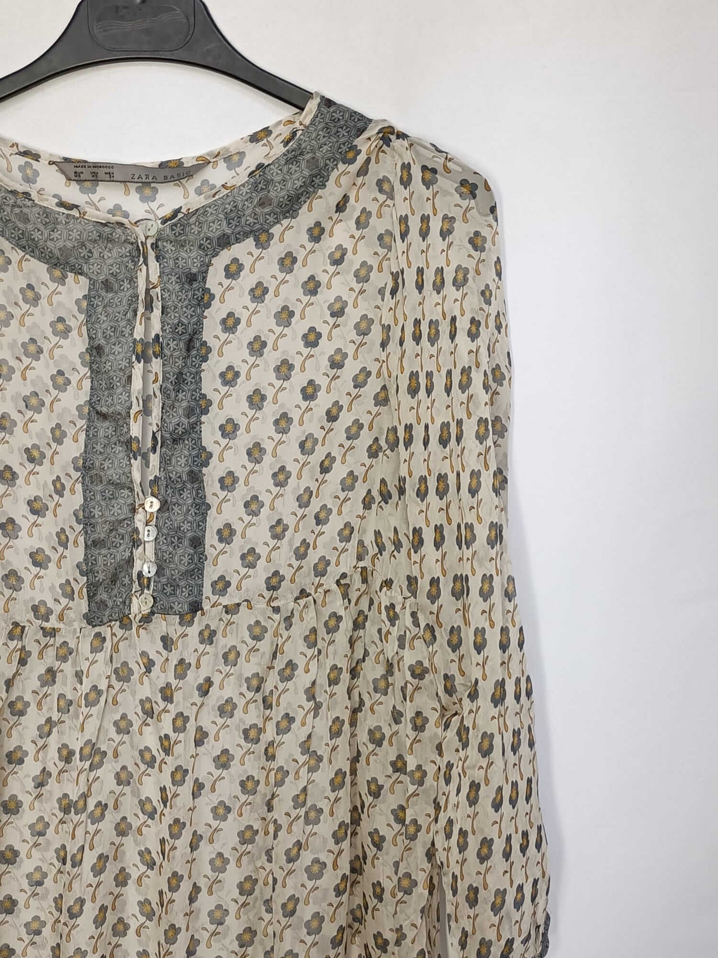 ZARA. Blusa beige flores T.xs