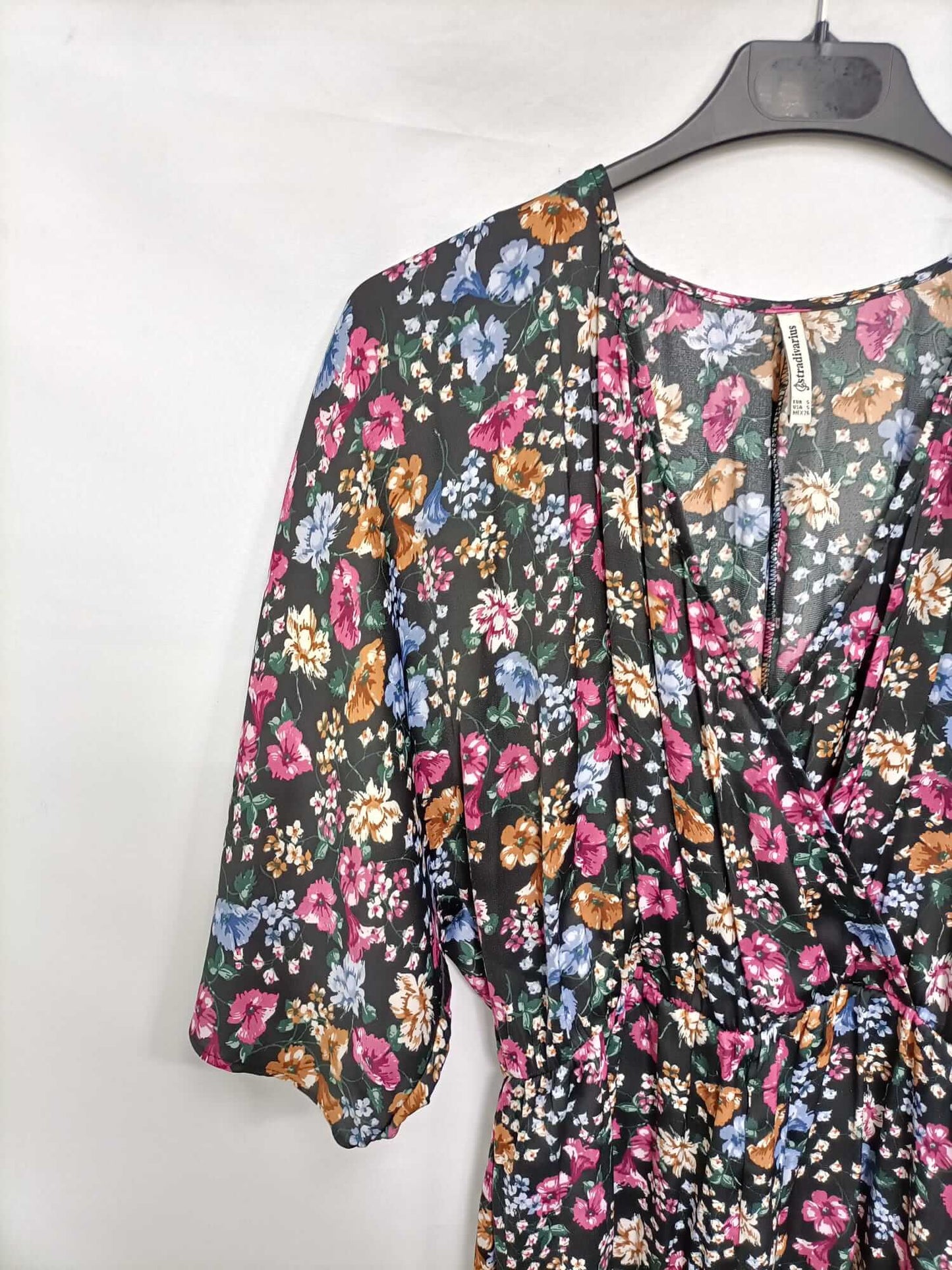 STRADIVARIUS. Mono negro flores T.s