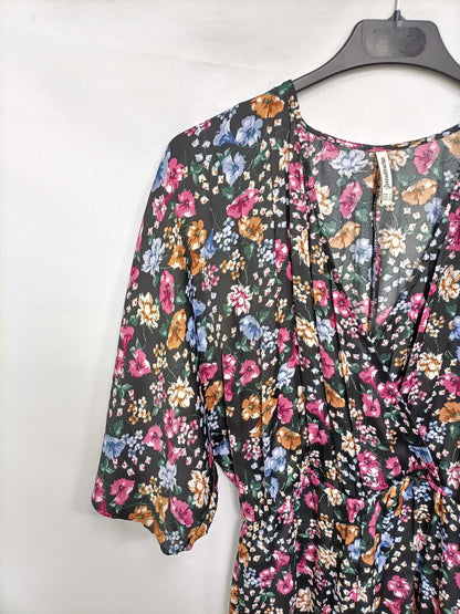 STRADIVARIUS. Mono negro flores T.s