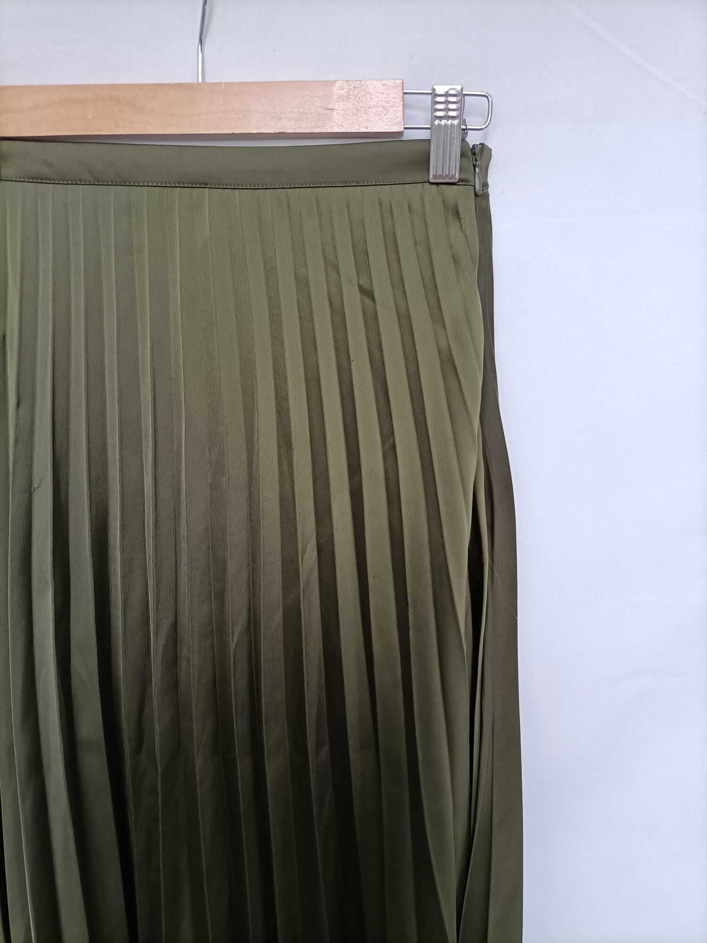 STRADIVARIUS. Green Pleated Ts Skirt