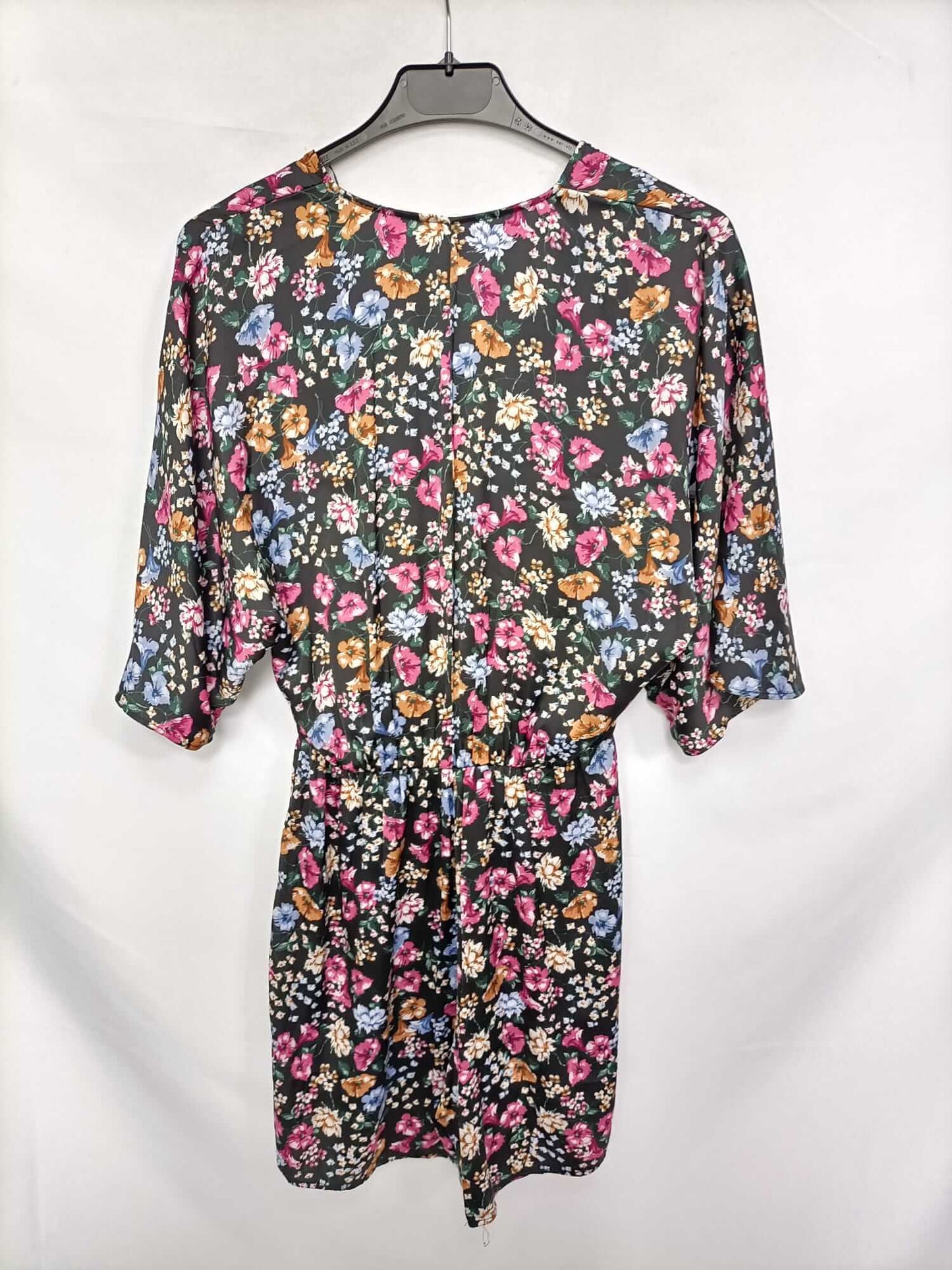 STRADIVARIUS. Mono negro flores T.s